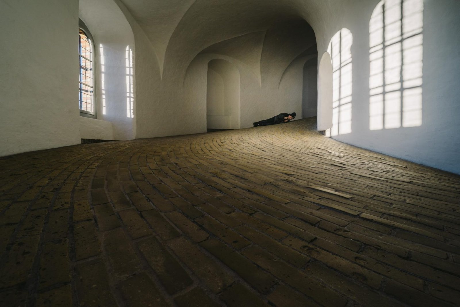 Rolling down the tower. Photograph by Ivo Dukić.