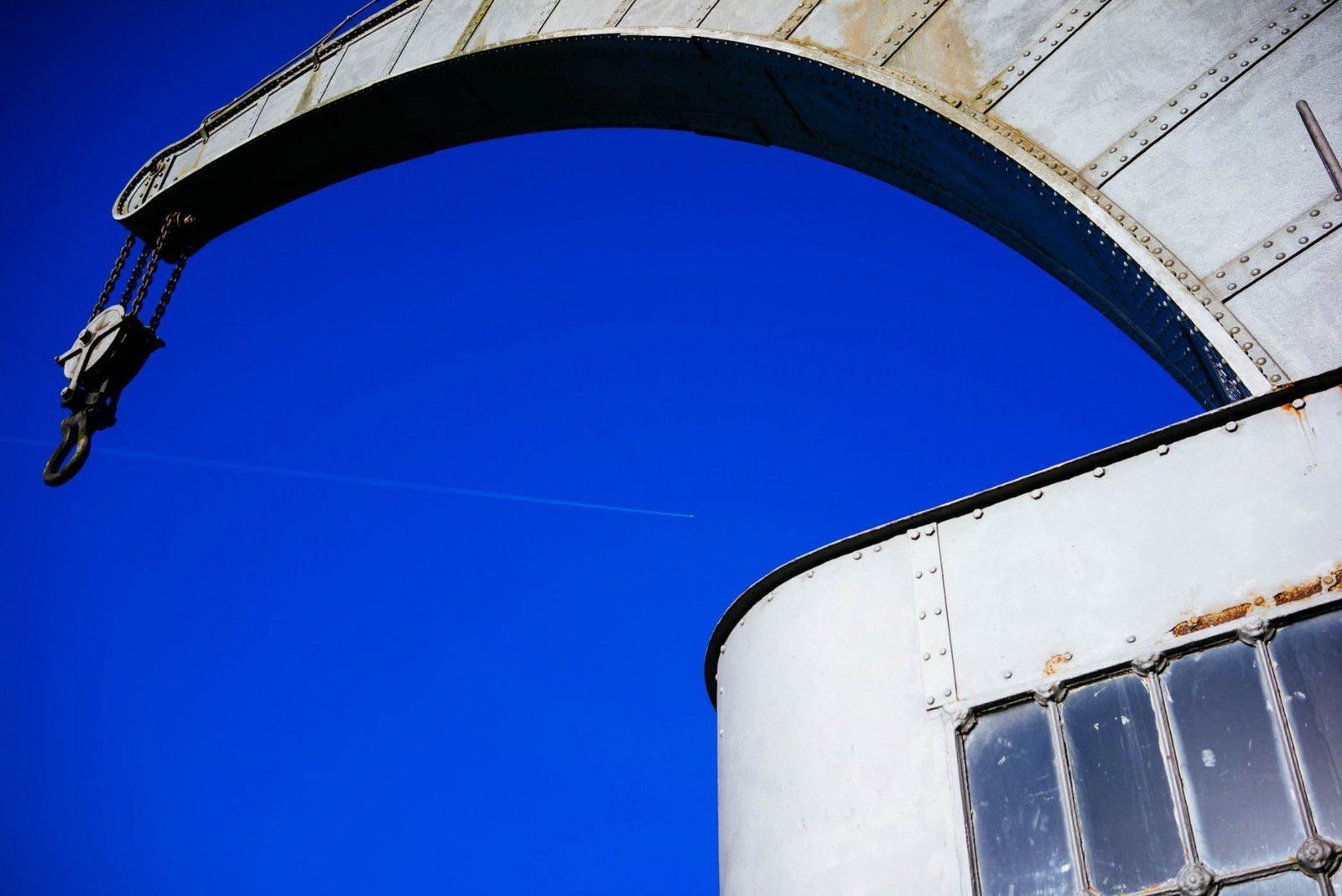 Threading the needle, Harbourside, Bristol. England. Photograph by Ivo Dukić.