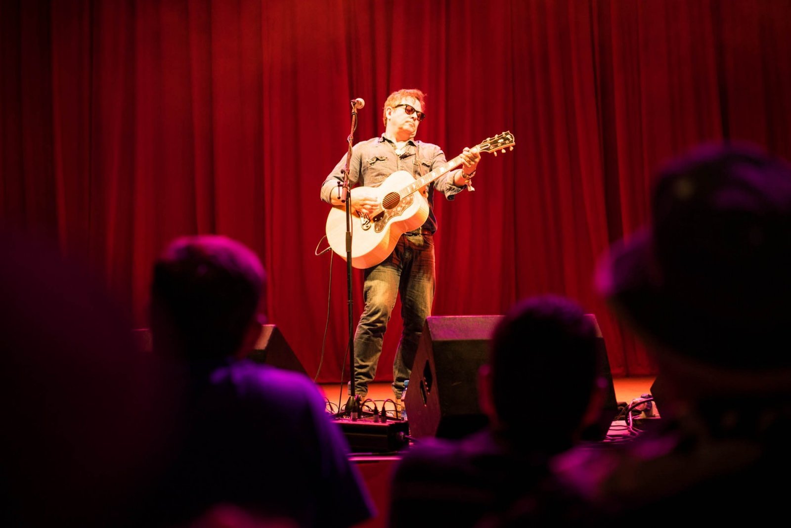 Grant Lee at Acoustic Tent. Worthy Farm, England. Photograph by Ivo Dukić.